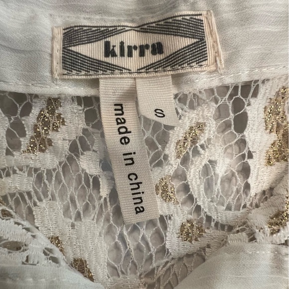 Kirra sheer sleeveless lace button up top. White gold accents small. - Picture 3 of 8